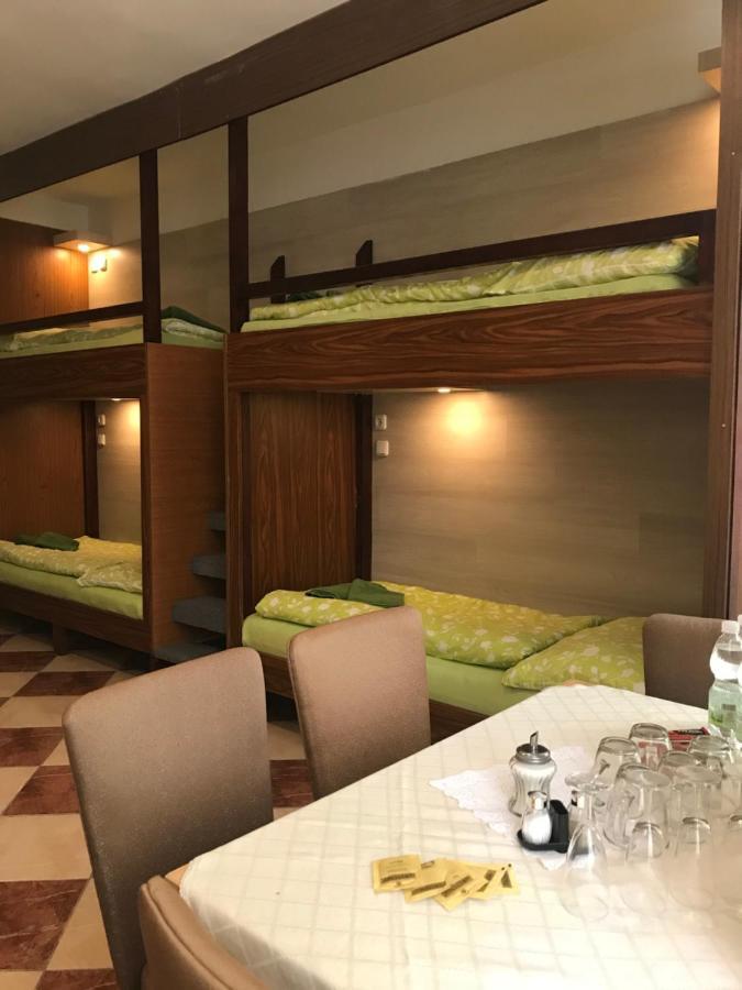 Viktoria Hostel Виена Екстериор снимка