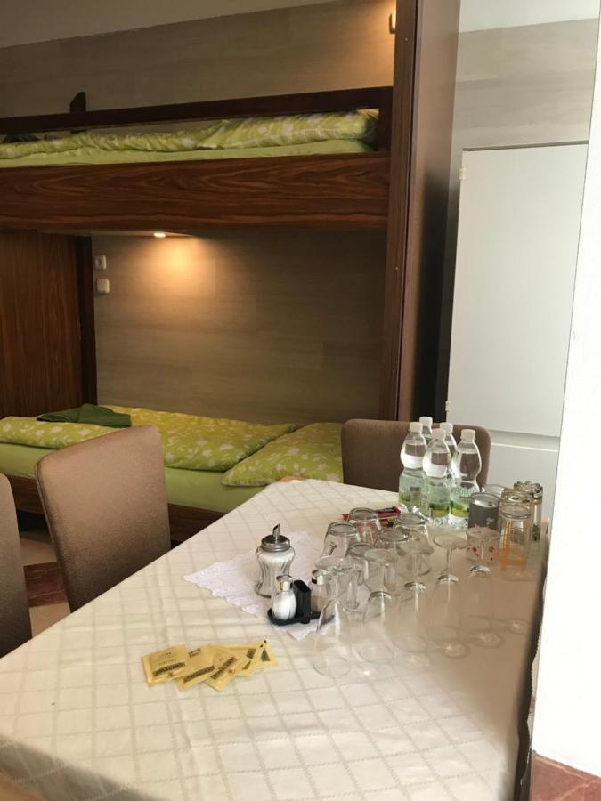 Viktoria Hostel Виена Екстериор снимка